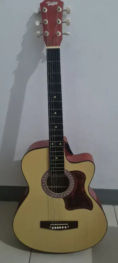 Gitar Akustik .