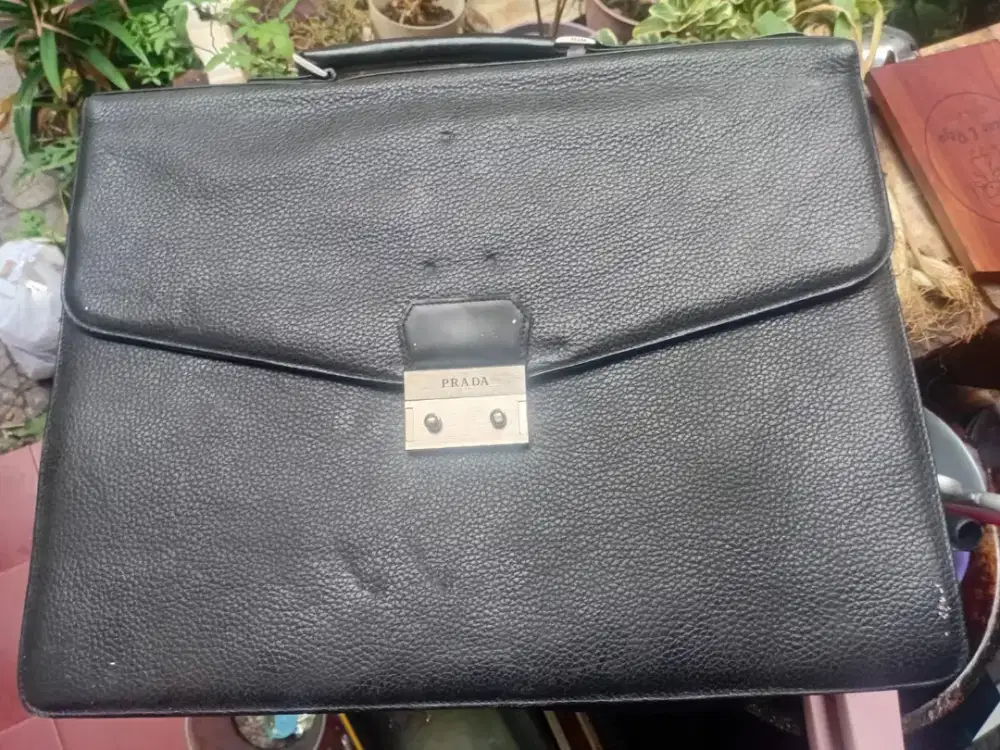 Tas kerja siap pakai prada