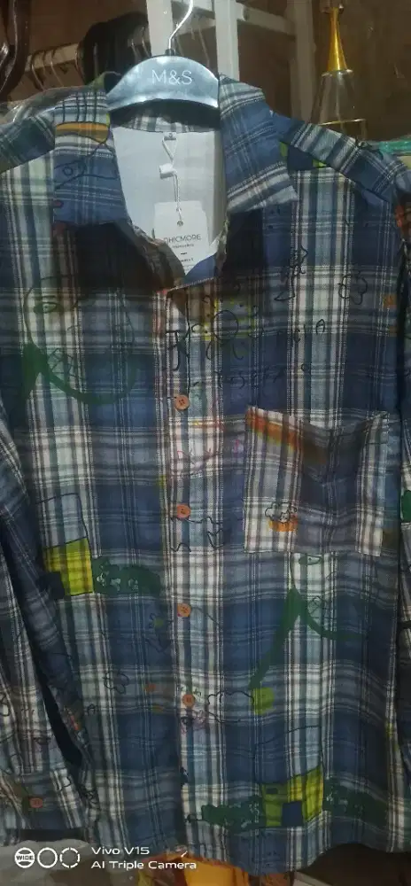 Atasan kotak2 biru kehijauan bergambar