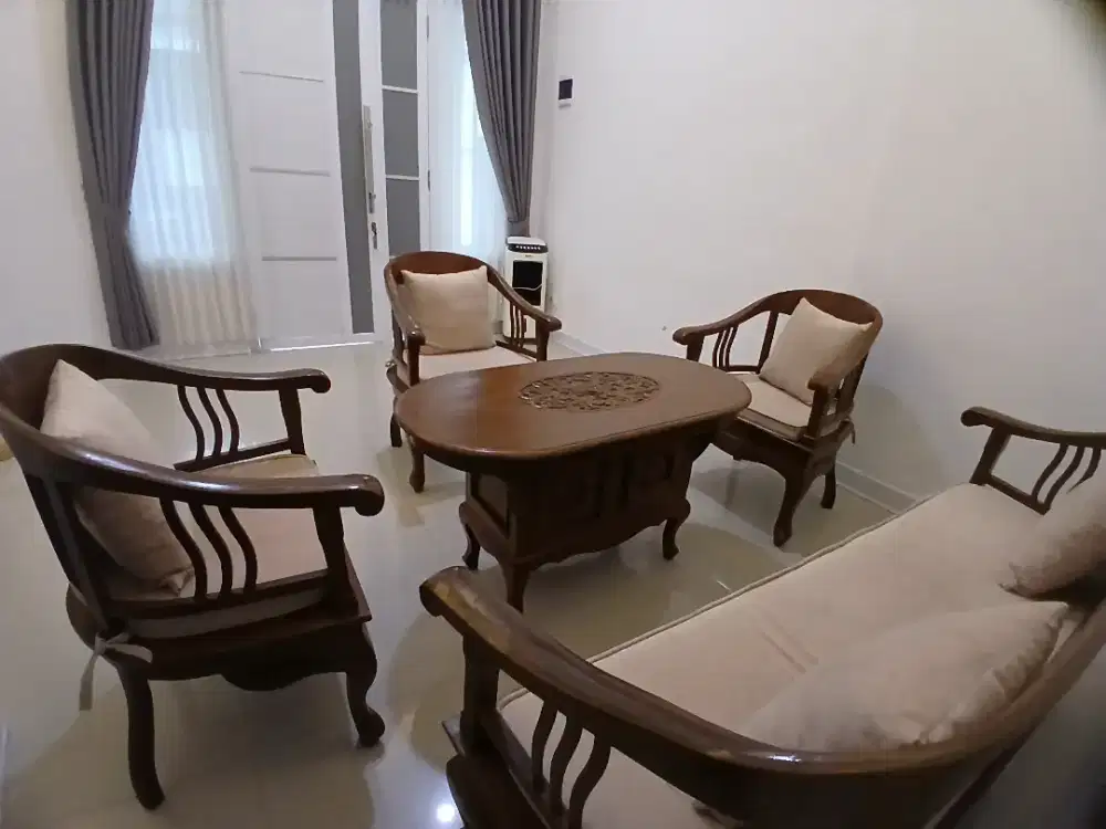 Kursi dan meja tamu antik