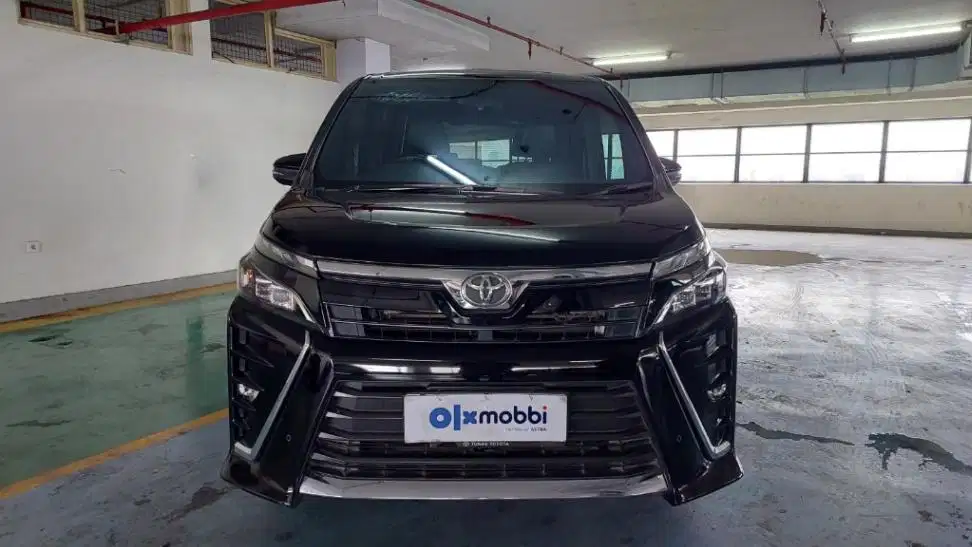 Pajak Panjang TDP 16JT Toyota Voxy 2.0 Bensin-AT 2019 Hitam