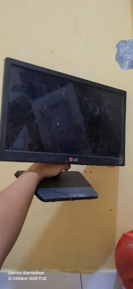 Monitor PC merek LG 16 inc
