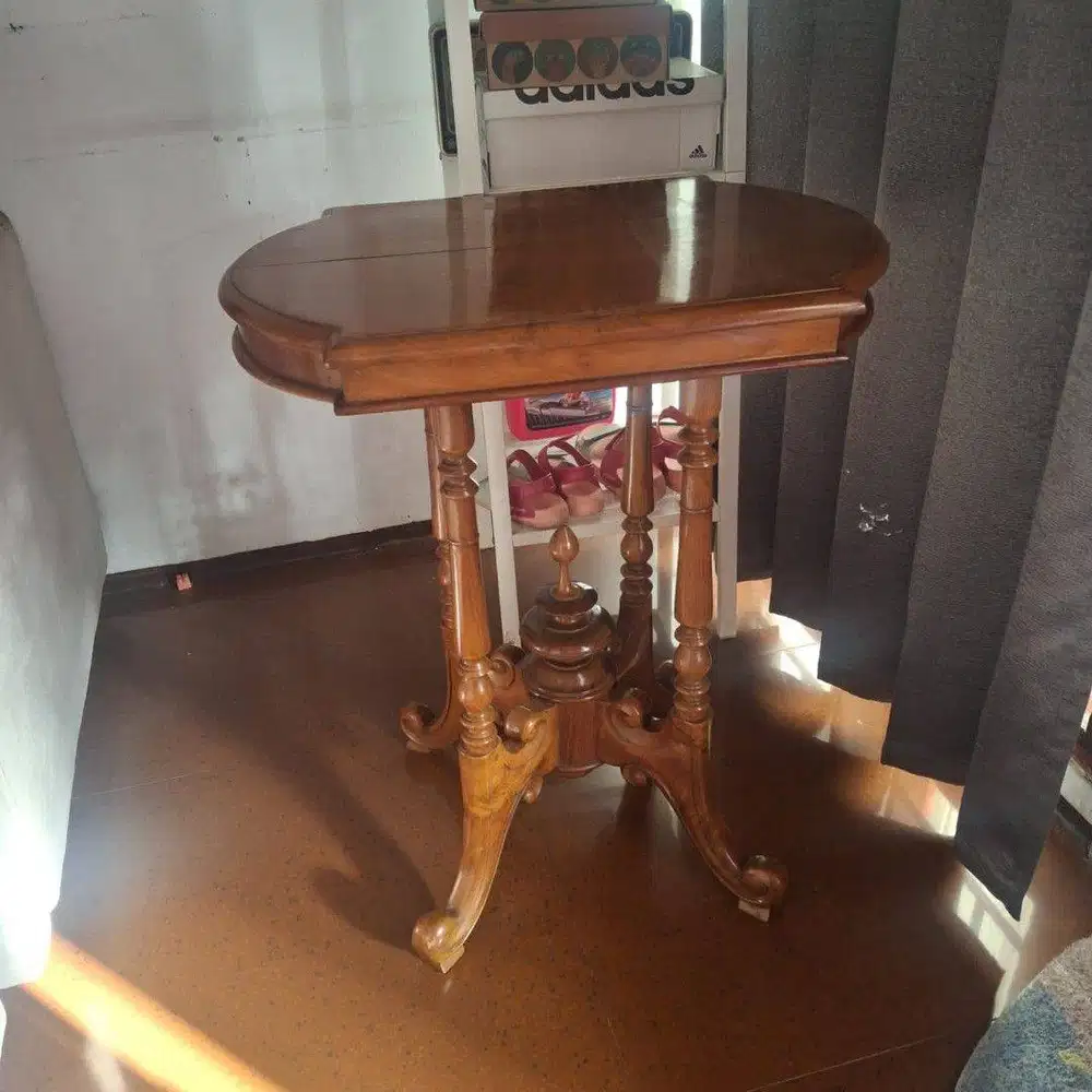 Meja Kayu Jati Dekoratif Estetis