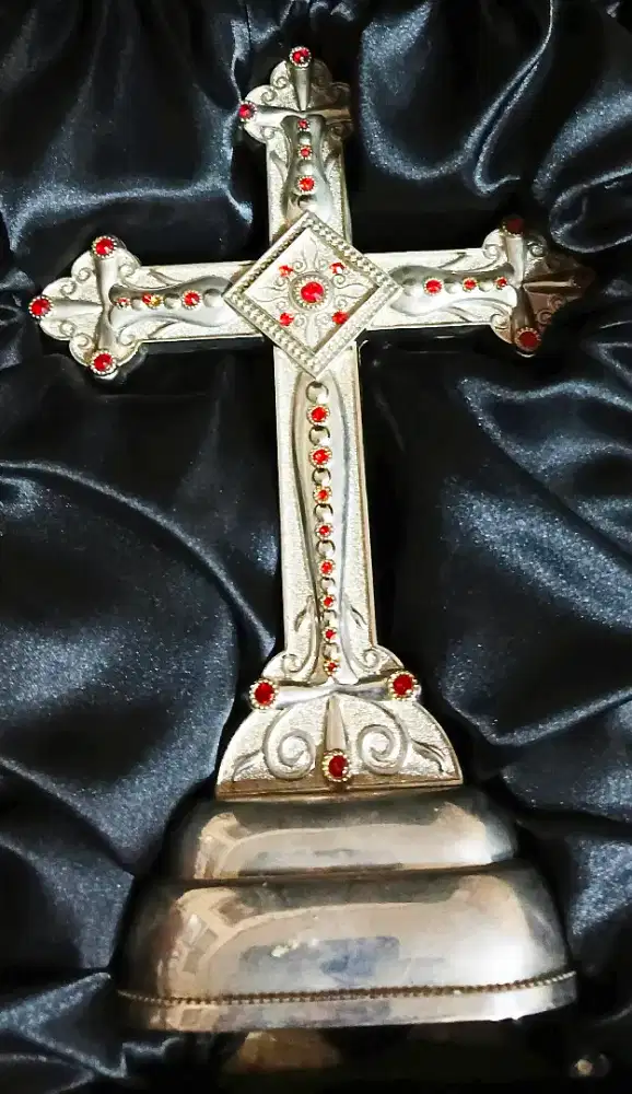 Salib Meja motif ukir bebatuan dari holyland