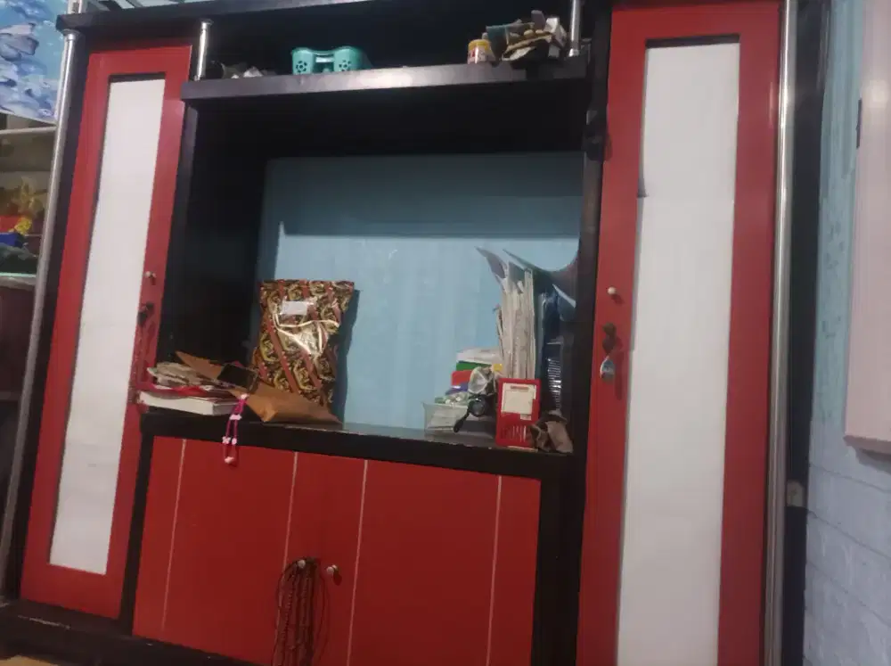 Lemari TV merah