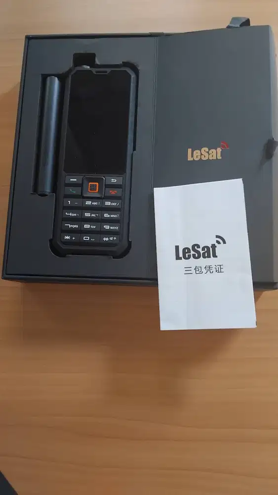 Handphone Satelit merk Lesat