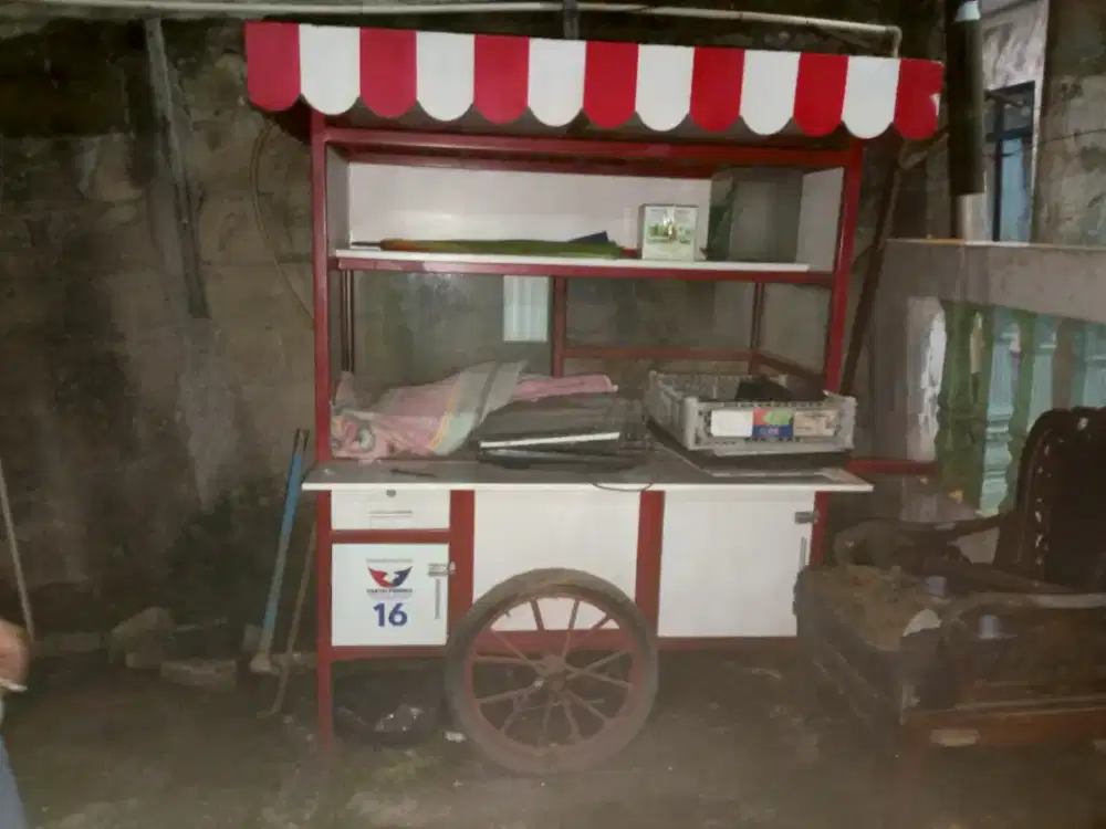 Gerobak dorong dan stand bay