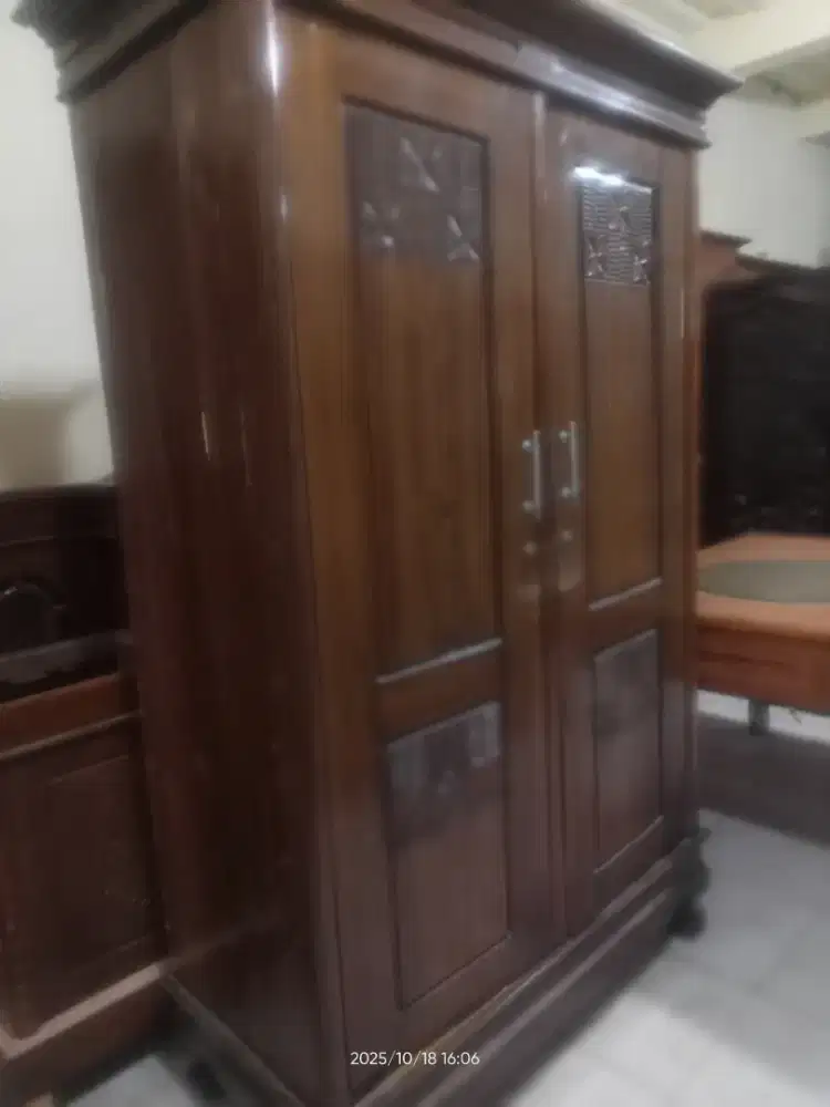 Lemari kayu jati 2 pintu bekas dah melamin seperti baru