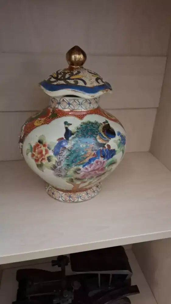 VAS FINE PORCELAIN & HANDPAINTED SATSUMA VASE PEACOCK & FLOWERS DESIGN