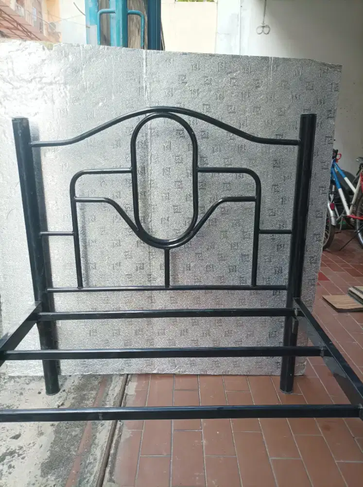 Ranjang besi  Hitam