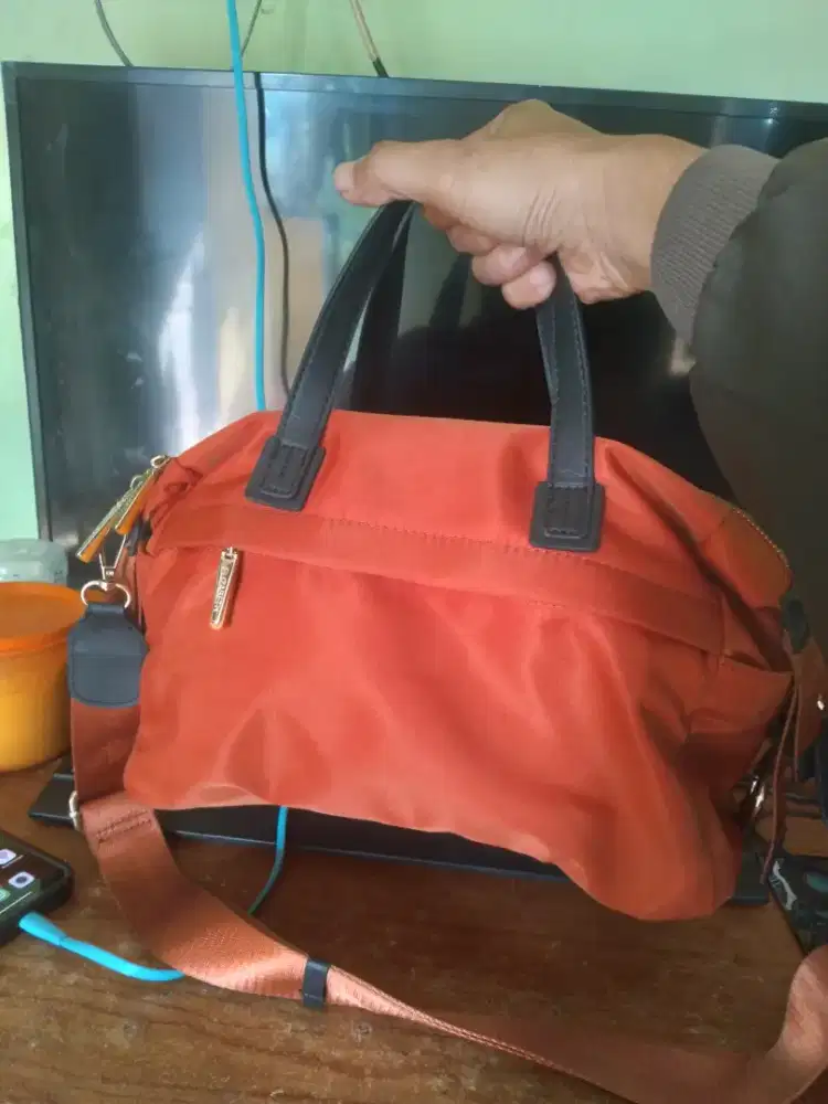 Tas merk elizabeth pajangan di lemari