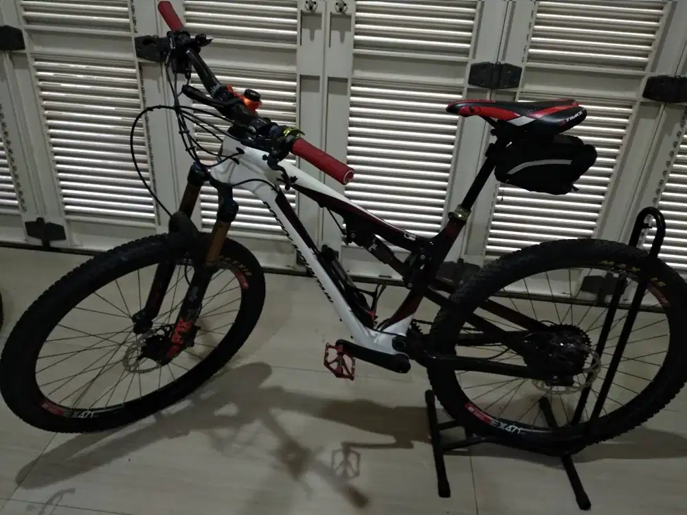 Dijual Mountain Bike dan Road Bike (Barang Koleksi, Custom Premium)