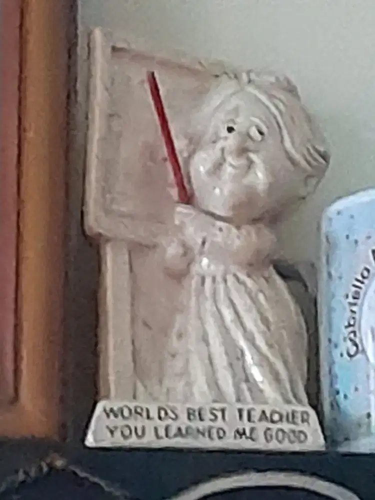 Patung Lucu “World’s Best Teacher” Vintage – Souvenir Unik Guru