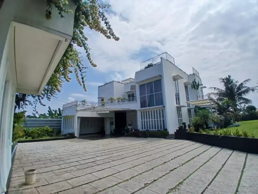 Dijual rumah mewah dengan taman yang luas   di Cinere