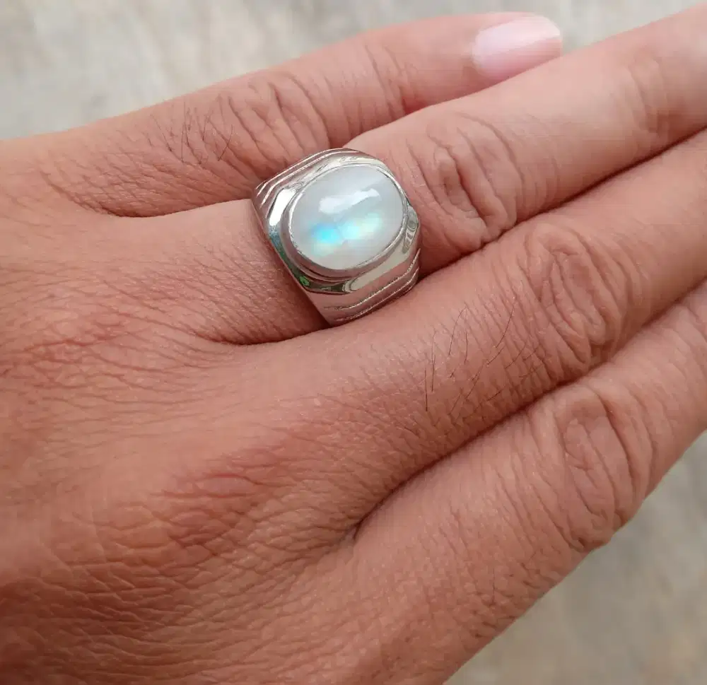 Cincin batu biduri bulan
