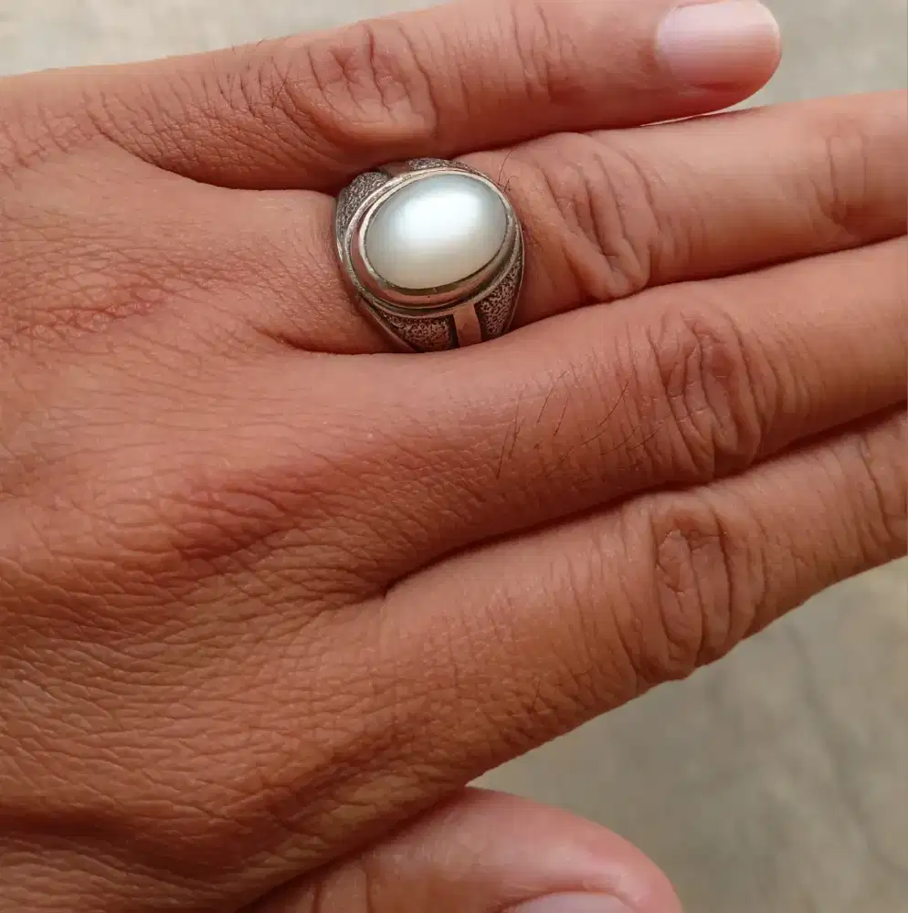 Cincin batu biduri bulan