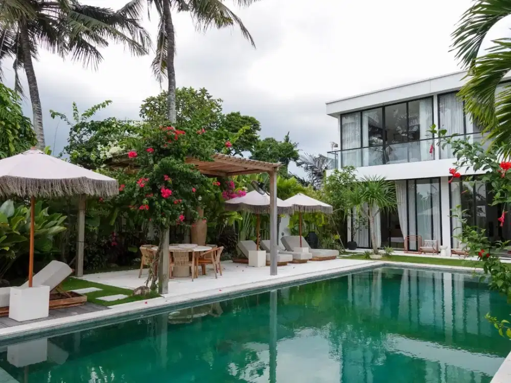 Villa 4 Kamar Tidur dengan Nuansa Tropis Modern di Cepaka