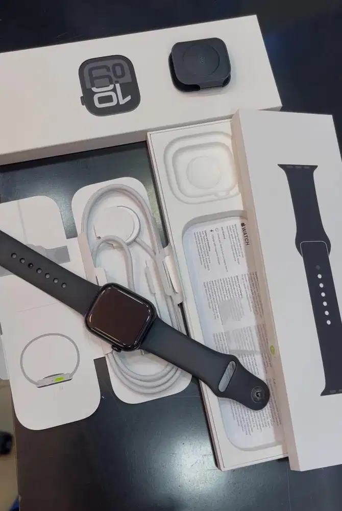 Di jual Apple Watch series 10, ukuran 42mm warna Jet Black SB S/M GPS