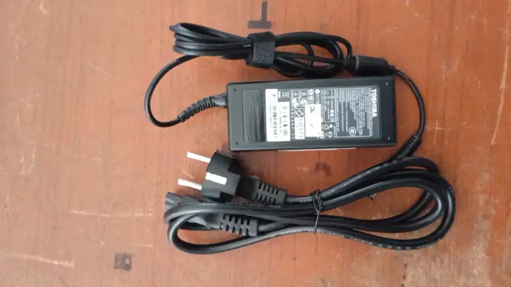 Charger notebook toshiba satelite p740