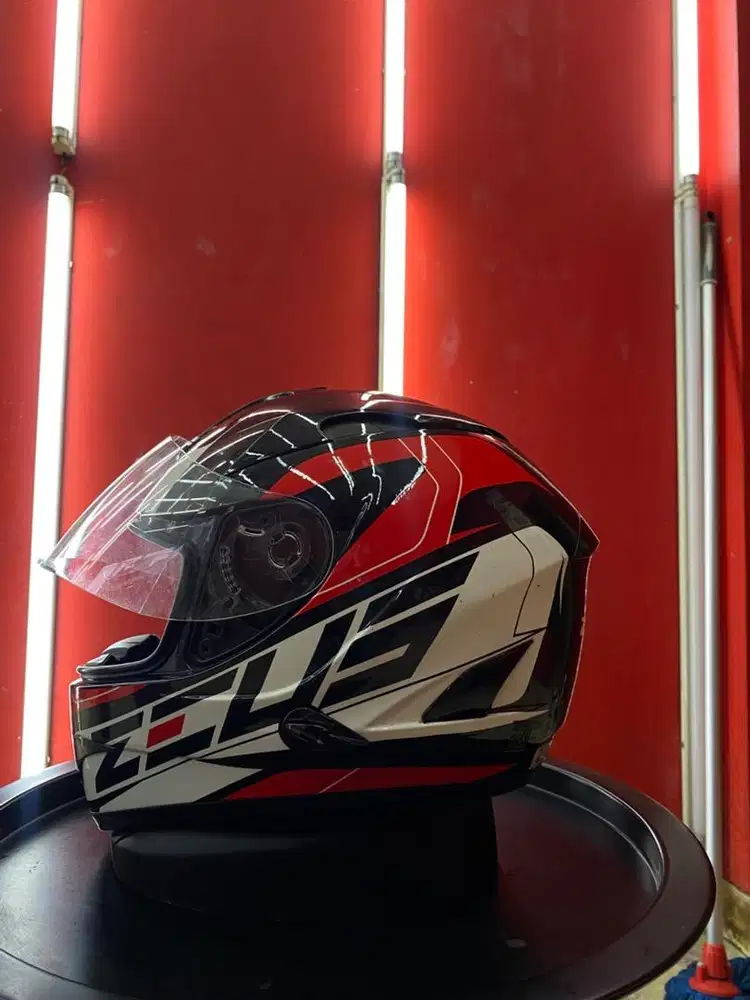 Helm zeus full face seri 811