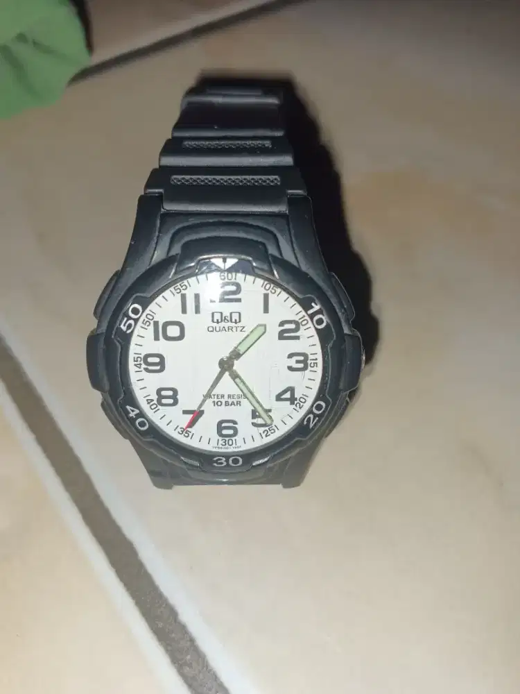 Jam tangan analog QnQ