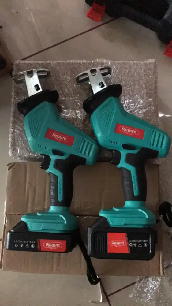 Gergaji kayu atau besi batre