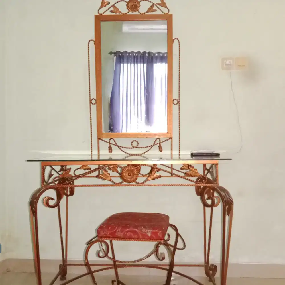 Meja rias kaca lengkap dengan kursi