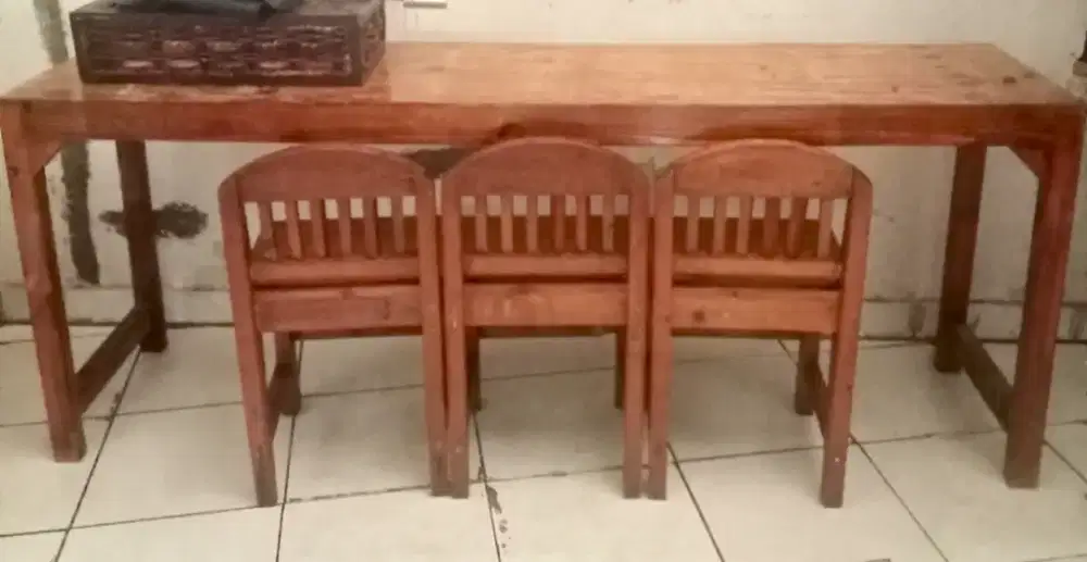 Meja panjang kayu, lemari kayu