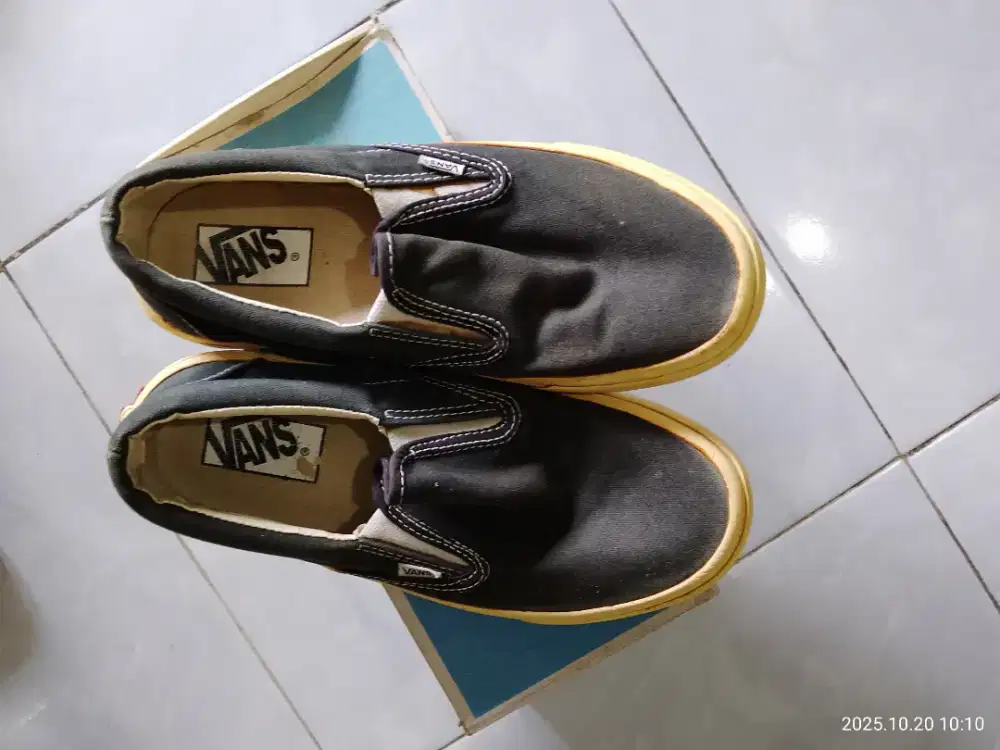Sepatu Vans hitam ukuran 40