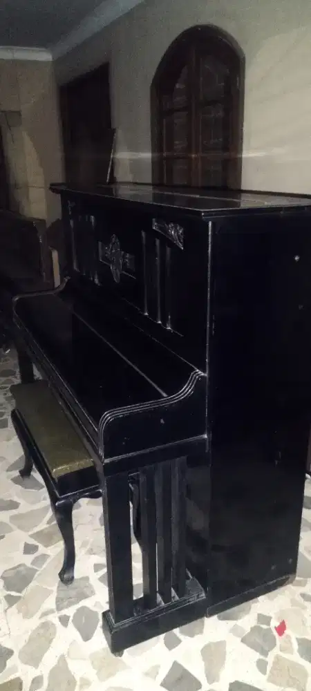 Piano upright klasik