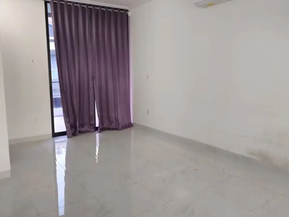 sewa rumah 3 lantai golf island PIK uk 5x12m kosongan ada AC