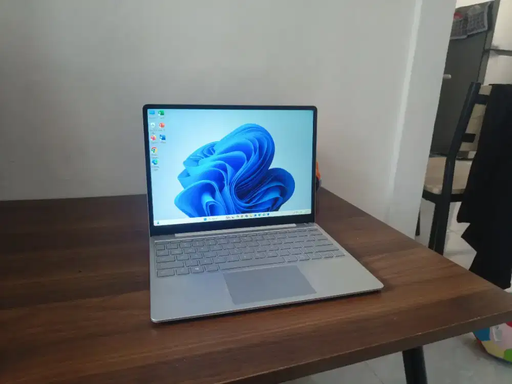 Microsoft surface Go touchscreen core i5 gen10 siap pakai