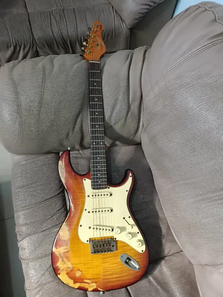 Gitar antik untuk pasar Eropa Dean Cagliari Z-glide