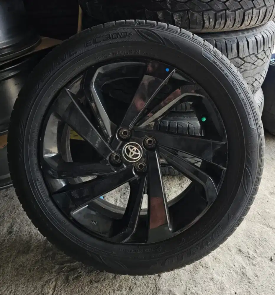 Velg OEM Toyota Raize R17 PCD4x100 Black.4pcs+Ban dunlop kondisi bagus
