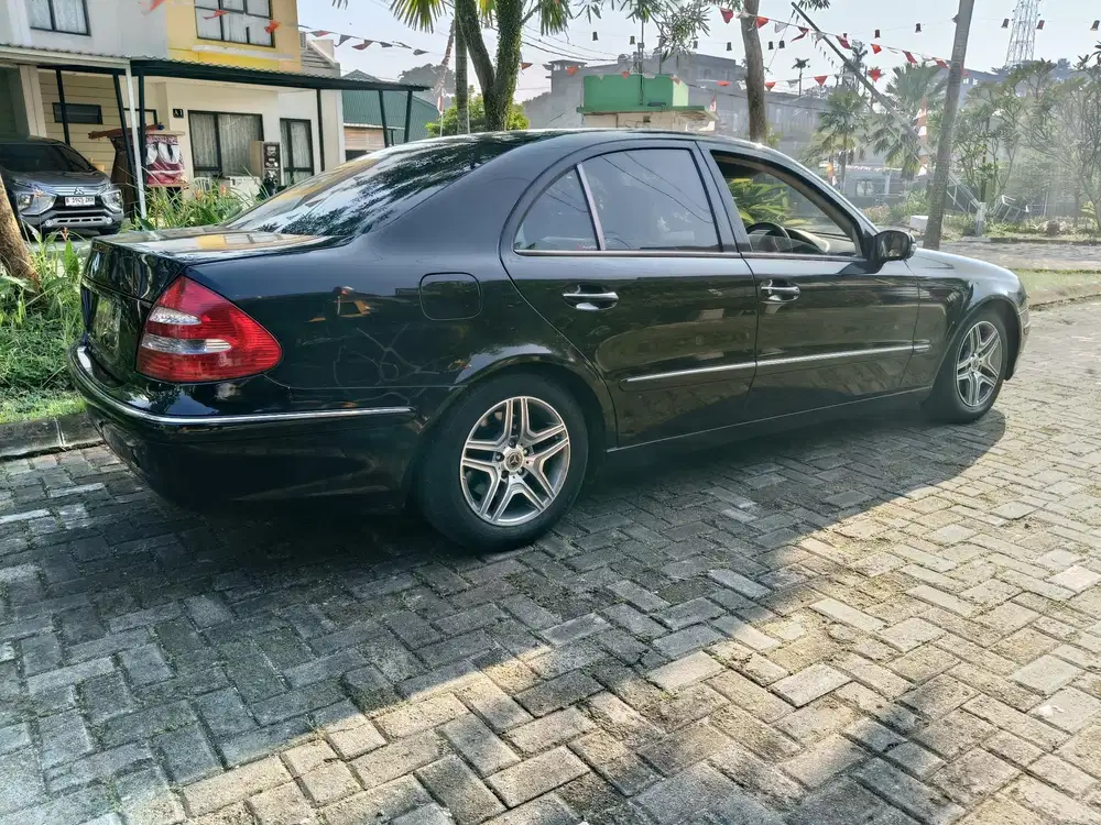 Mercedes-Benz W211 E240 2004 Hitam Siap Pakai