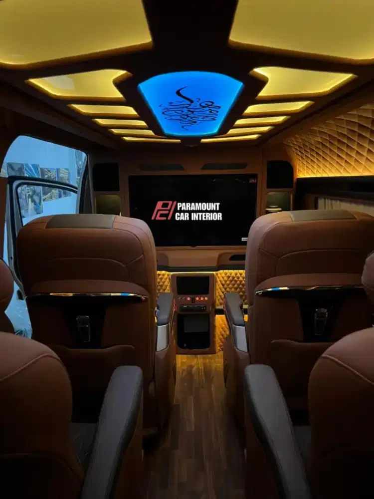 Teknisi audio mobil berpengalaman