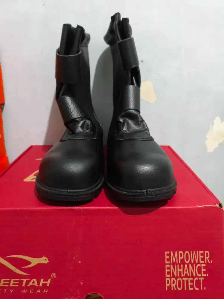 Sepatu safety shoes cheetah formal kerja pria