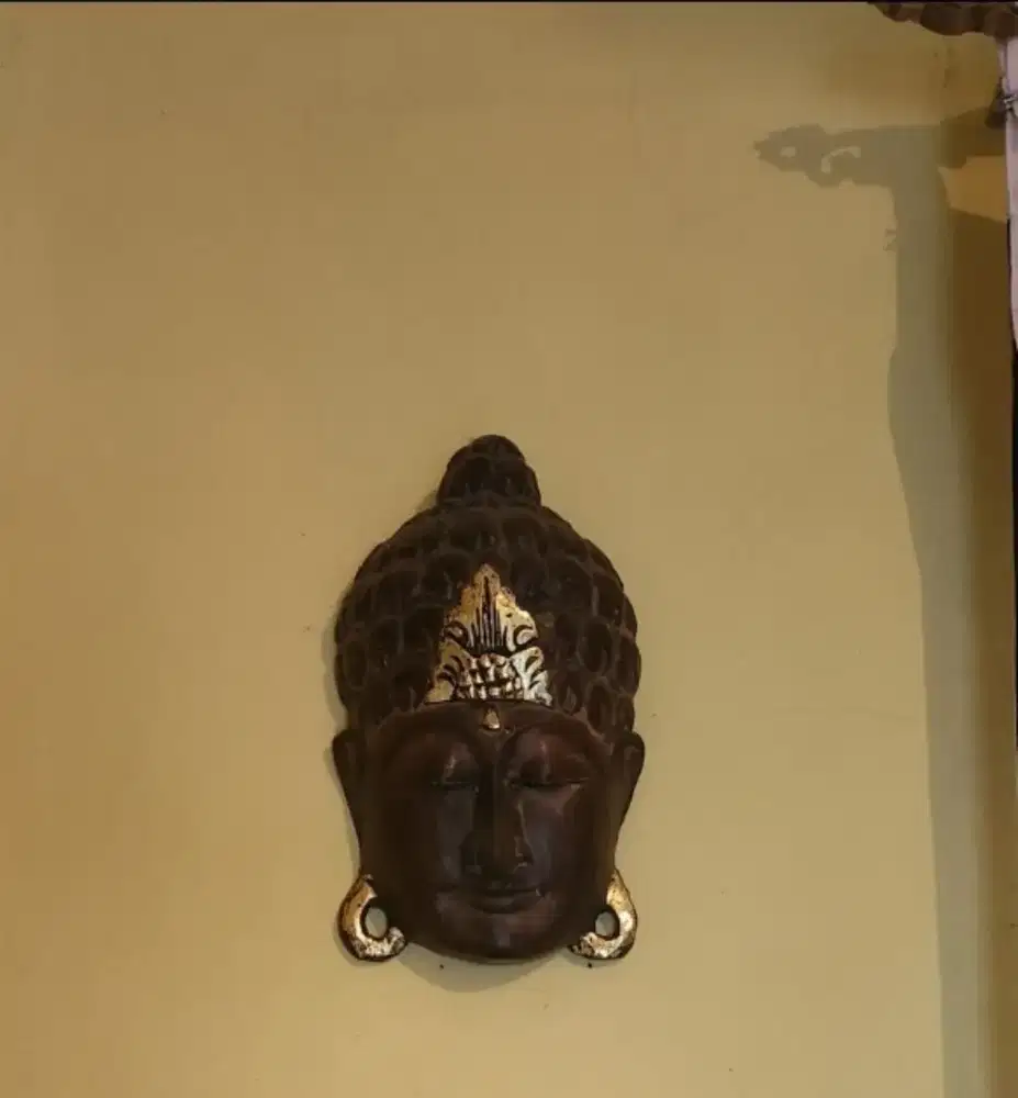 Topeng kayu seperti di foto