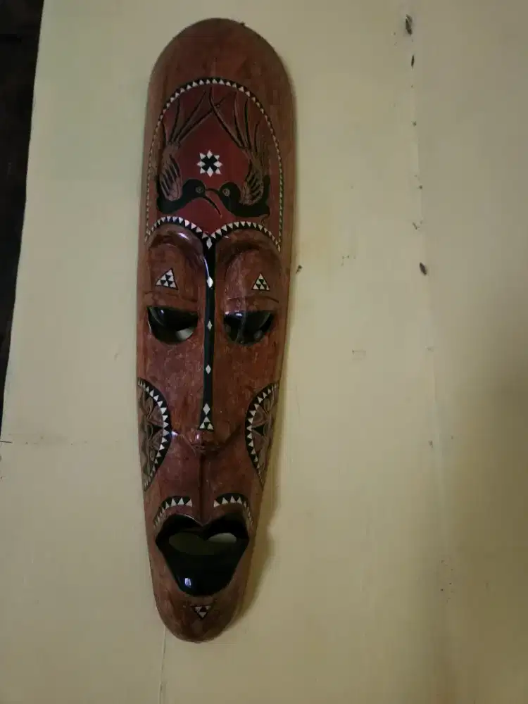 2 Topeng kayu seperti di foto