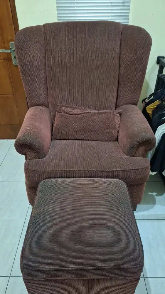 Sofa dengan pijakan kaki
