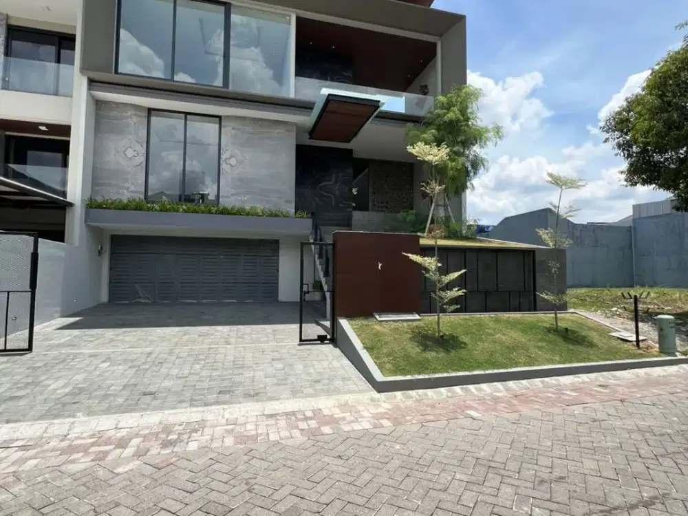 New House Mewah, 3 Lantai di Area Golf Citraland, Surabaya