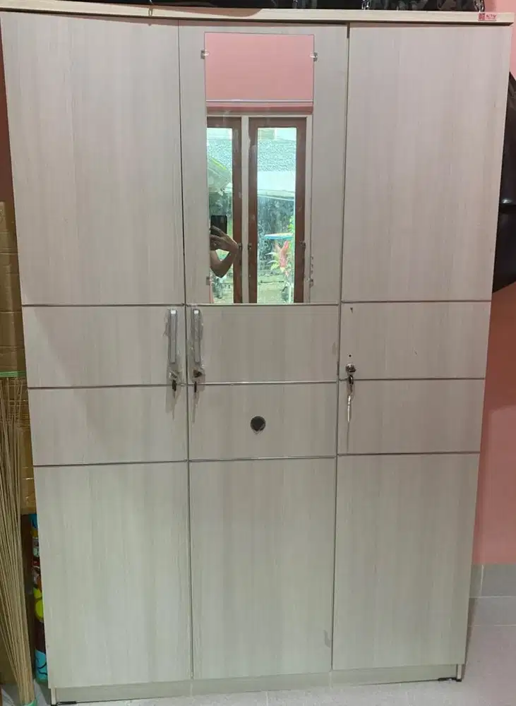 Lemari pakaian kondisi bagus