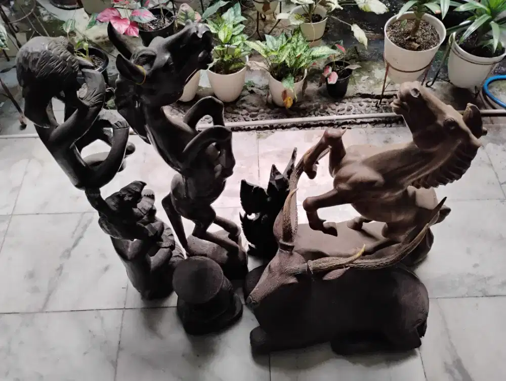 Pajangan patung kayu aneka bentuk ada 6pcs kondisi bekas.