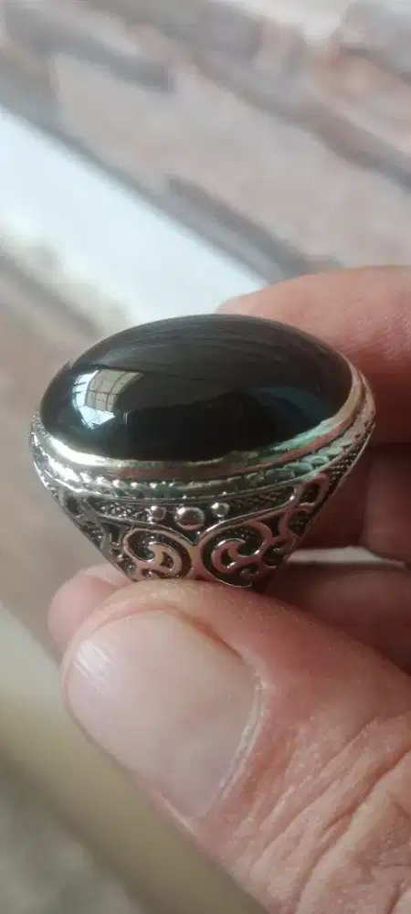 Batu Yaman cibeet hitam pekat di senter merah