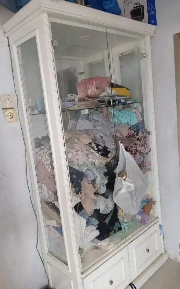 Lemari kaca masih bagus