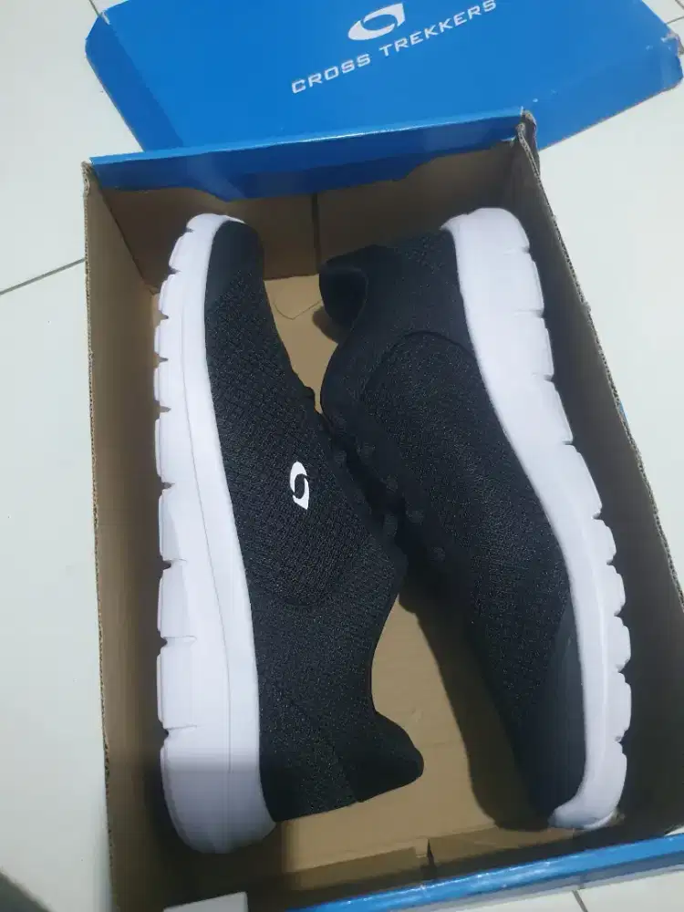 Sepatu sneakers running pria Payless Cross Trekkers Black