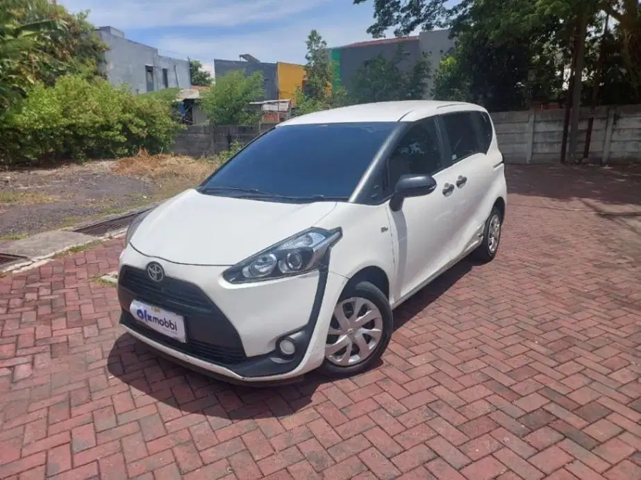 DP MURAH Toyota Sienta 1.5 E Bensin-MT-2017 PUTIH w TI