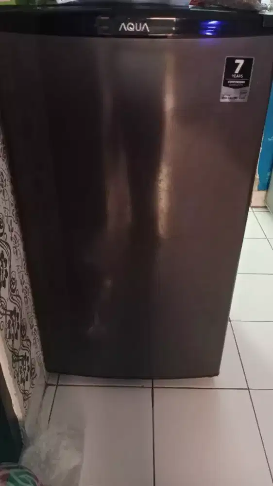 Kulkas frezzerr merk Aqua