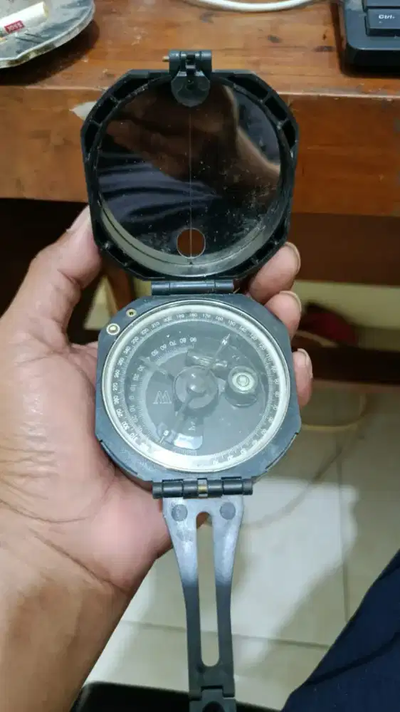 Kompas Geologi fungsi normal