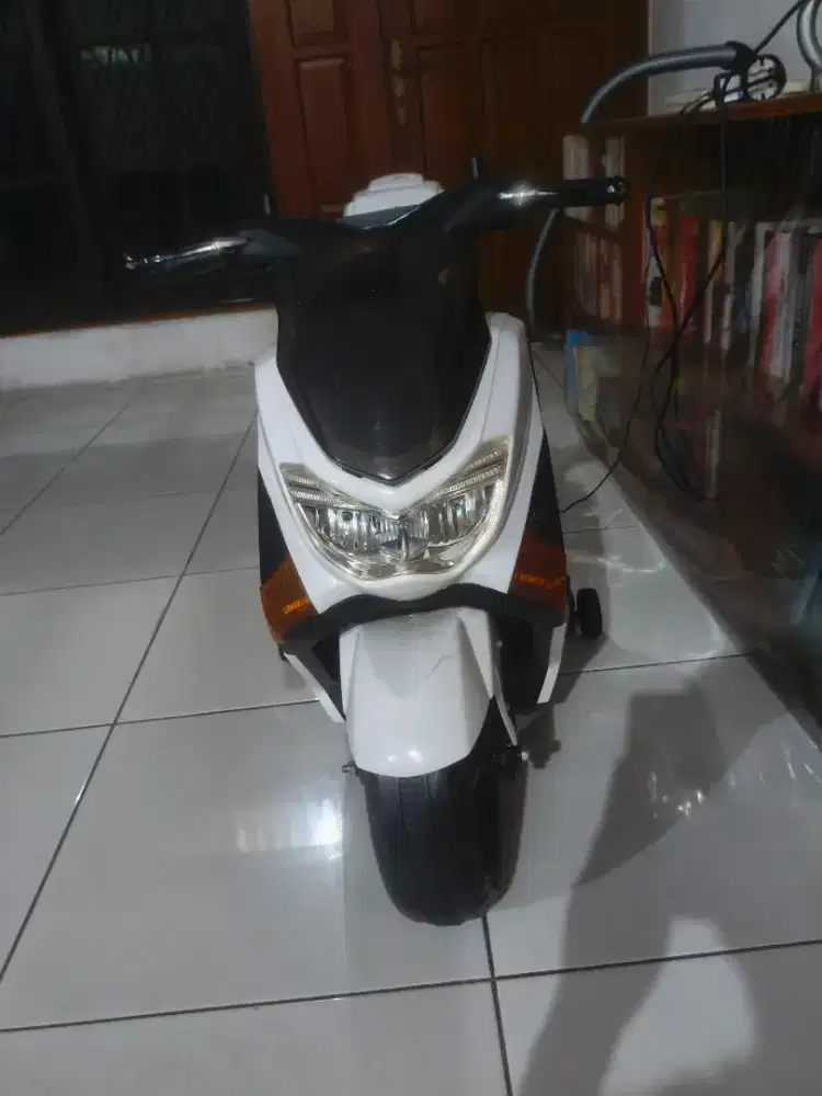 Motor Aki Nmax Putih